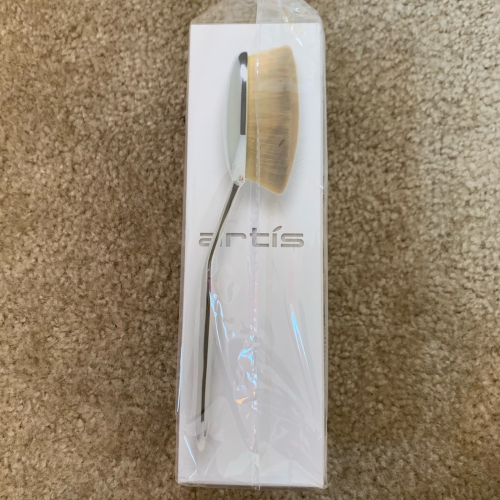 NIB Artis Brush Oval 10